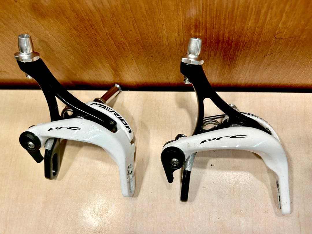 【貴重な白×黒キャリパーブレーキ】MERIDA品ドレスアップ用★カッコいいです！