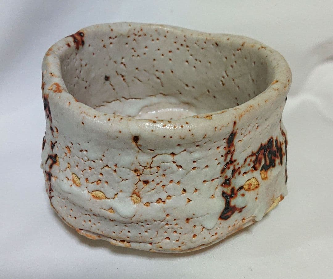 鈴木五郎作茶碗陶器製の不規則な形状の器