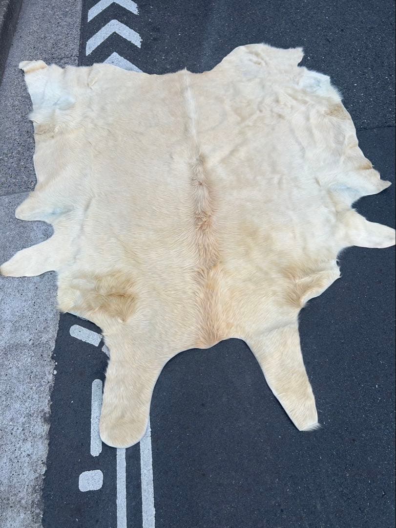 邦*様 ヤングカーフ　ラグ　カーペット　カウラグ　クリーム色　特大　bormes