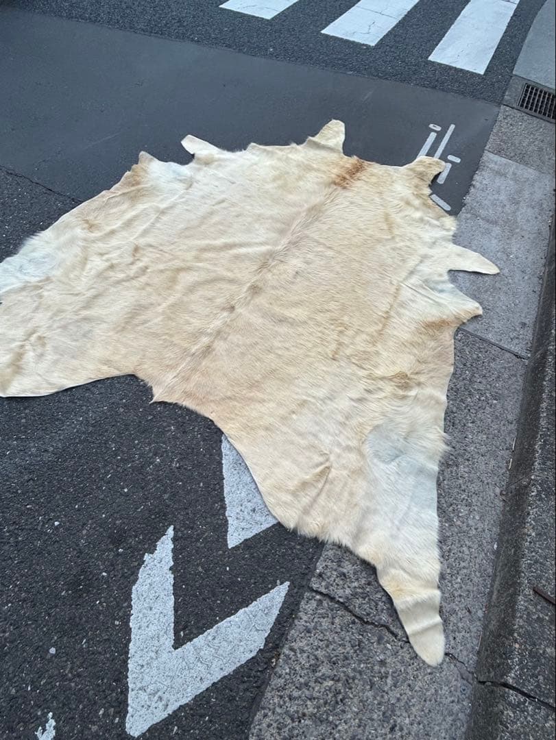 邦*様 ヤングカーフ　ラグ　カーペット　カウラグ　クリーム色　特大　bormes