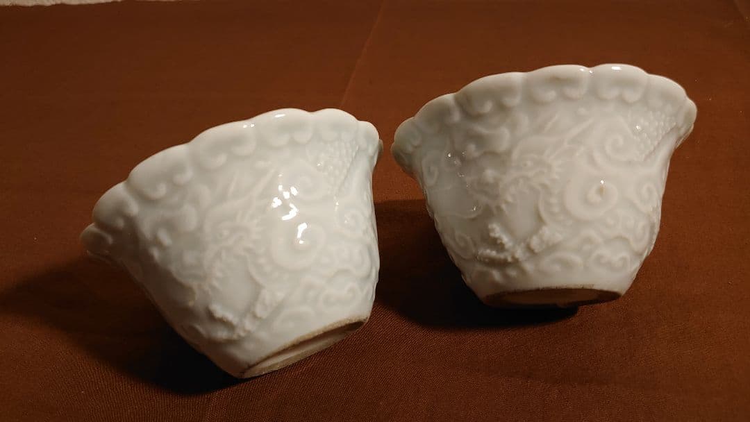 李朝　白磁　陽刻　龍文　アンティーク李朝　蔵出し　鑑賞陶器　２客