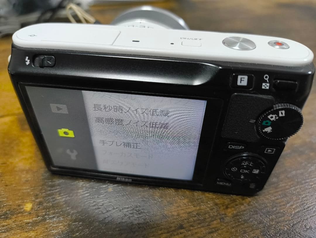 Nikon 1 J1 ミラーレスカメラ ホワイト