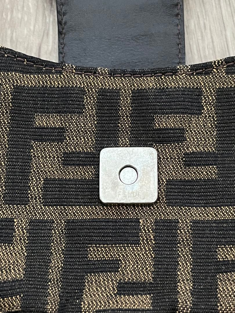 FENDI フェンディ　ミニクロワッサン ハンドポーチ