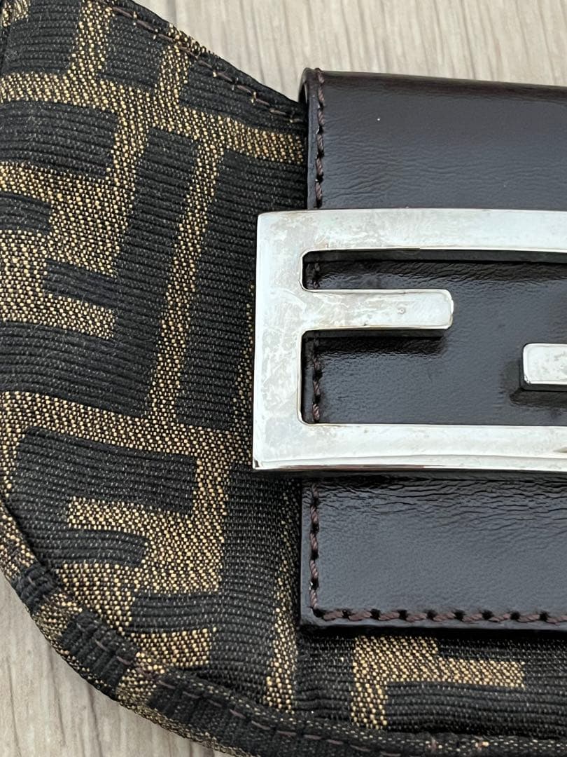 FENDI フェンディ　ミニクロワッサン ハンドポーチ