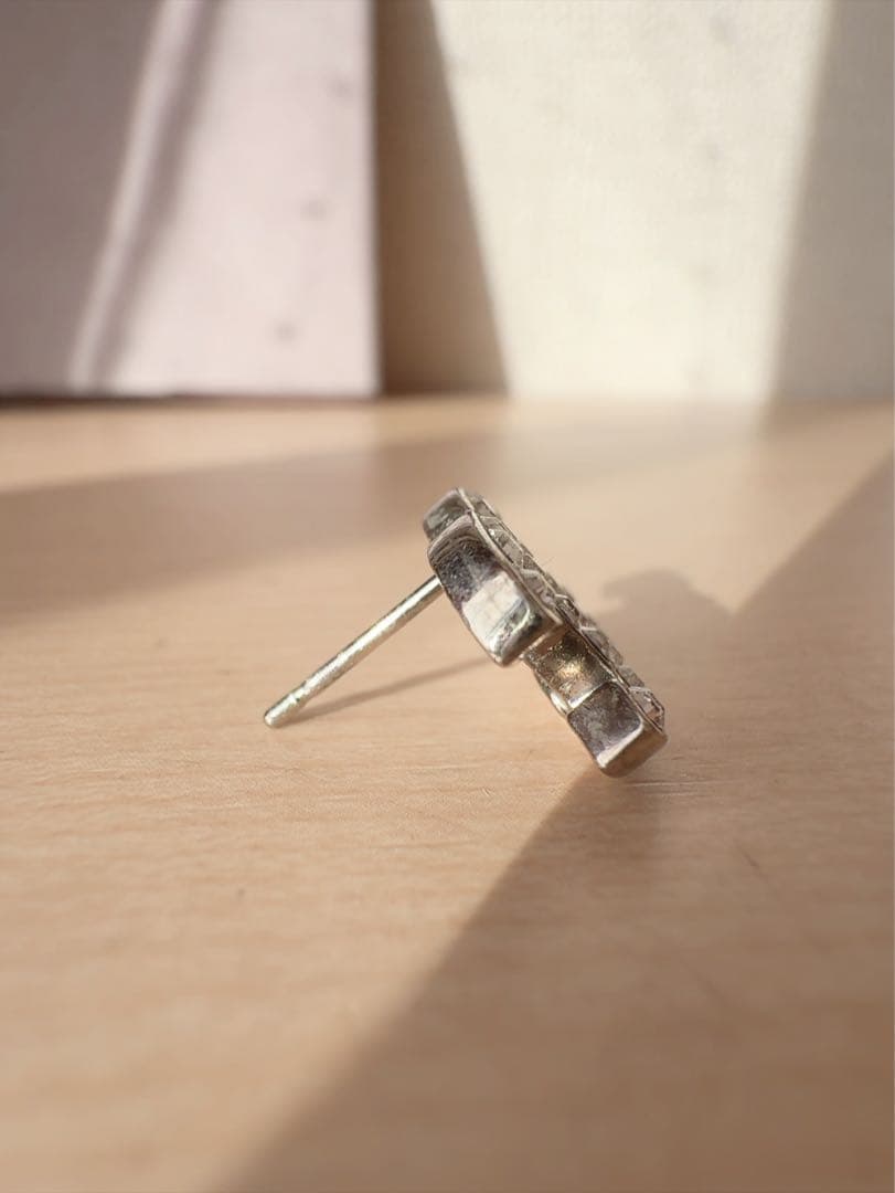 CHANEL シャネル　ロゴデザイン ストーン付きピアス 片耳