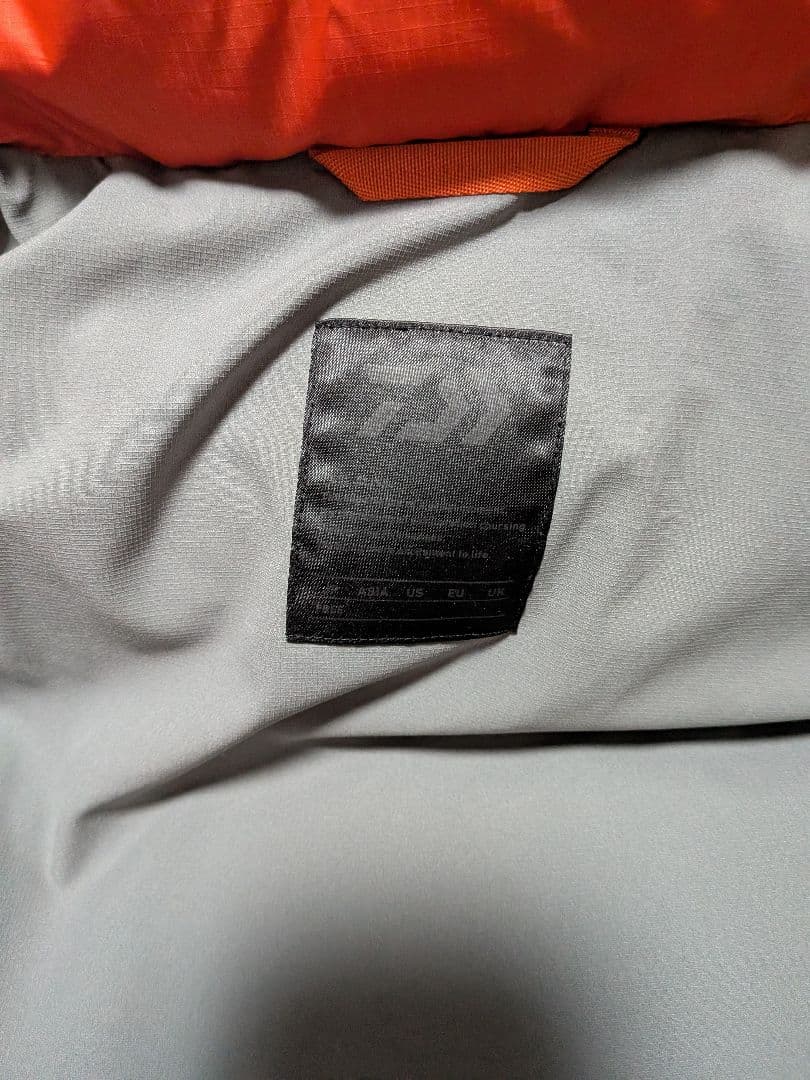 オレンジ フード付き ダウンジャケット