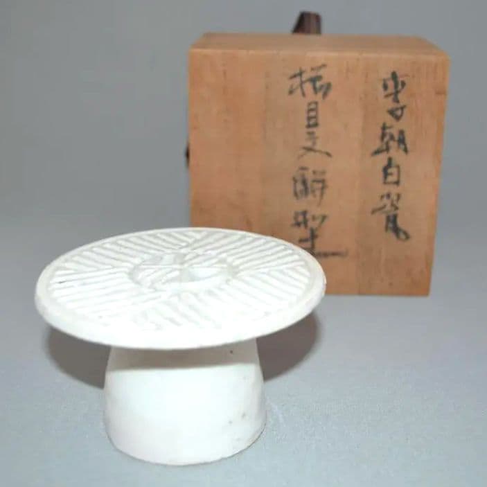 『李朝白瓷櫛目文餅型』 ”木石過眼”　トクサル　菓子型　朝鮮古陶磁器　蓋置　墨床