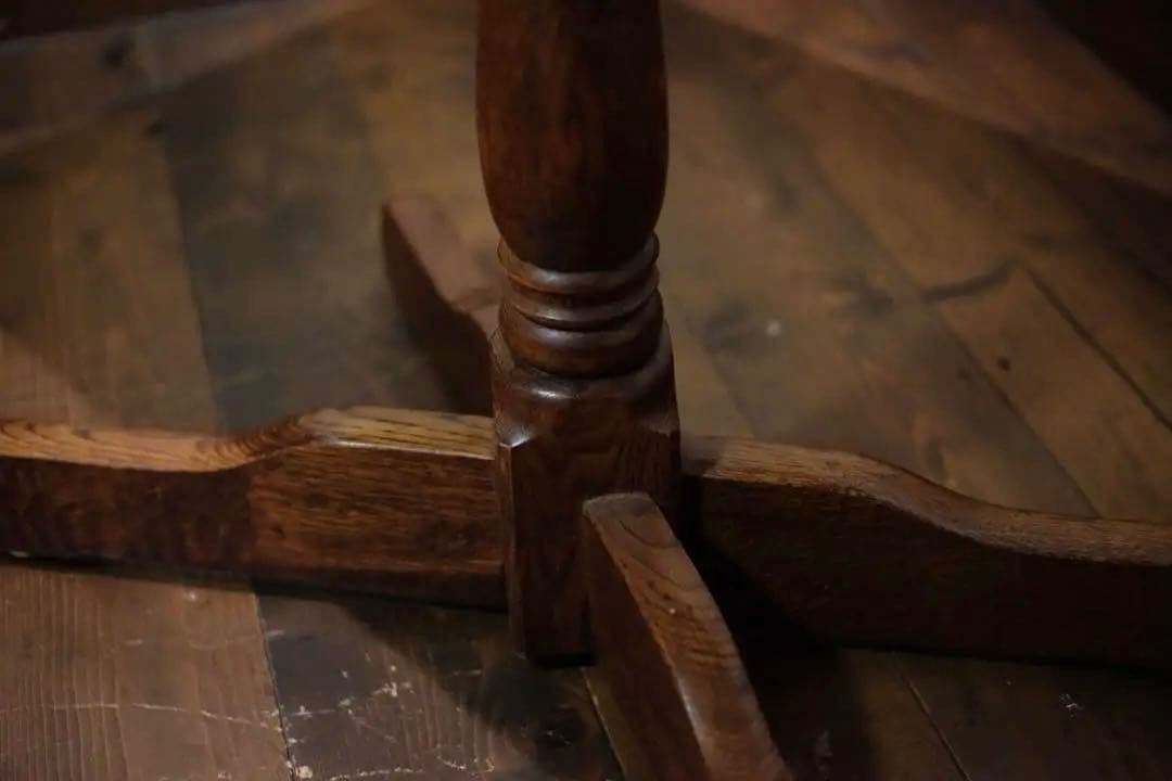 古い一本脚のテーブル　（楢　オーク系）　限定値下げ中〜日曜日まで