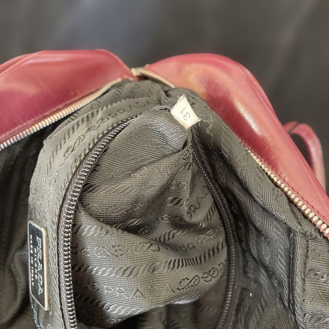 プラダ　黒と赤のパーフォレーションハンドバッグ