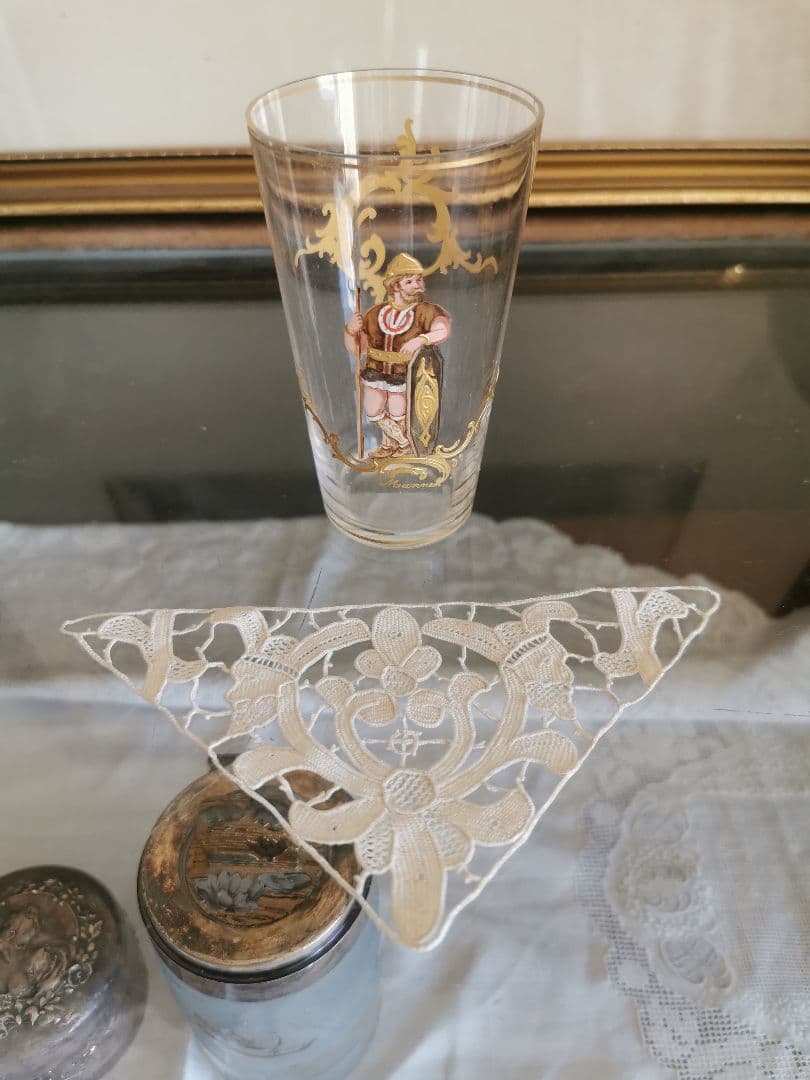 アンティークフランス購入 兵士の横顔と蘭の花✾ トライアングル型 レースドイリー