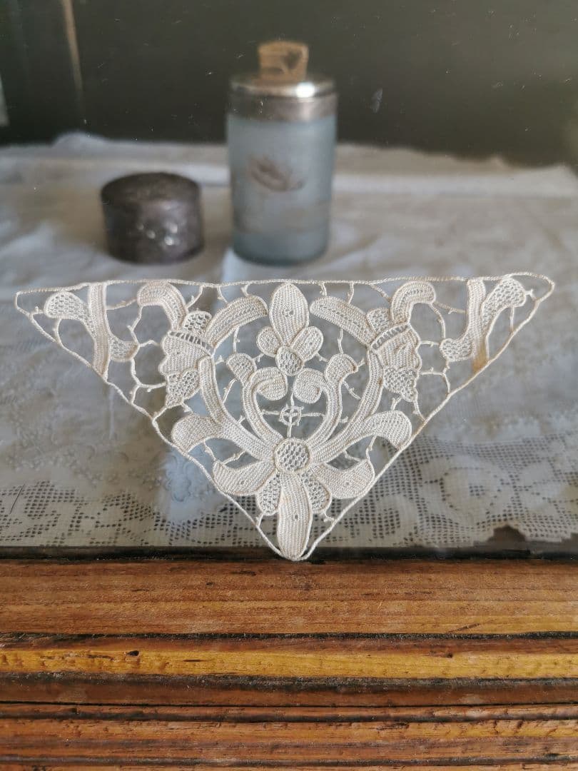 アンティークフランス購入 兵士の横顔と蘭の花✾ トライアングル型 レースドイリー