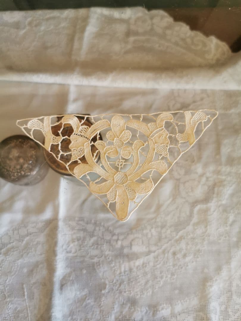 アンティークフランス購入 兵士の横顔と蘭の花✾ トライアングル型 レースドイリー