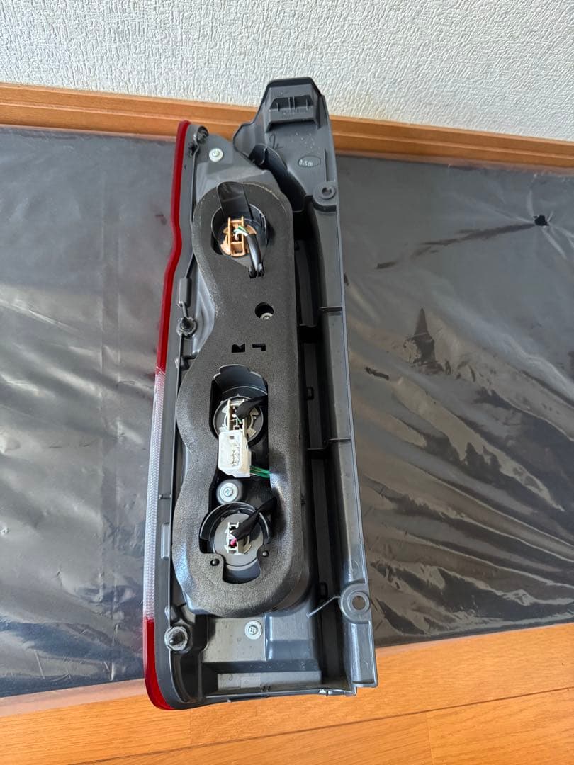 ハイエース 6型 スーパーGL 純正テールランプ 左右セット 赤