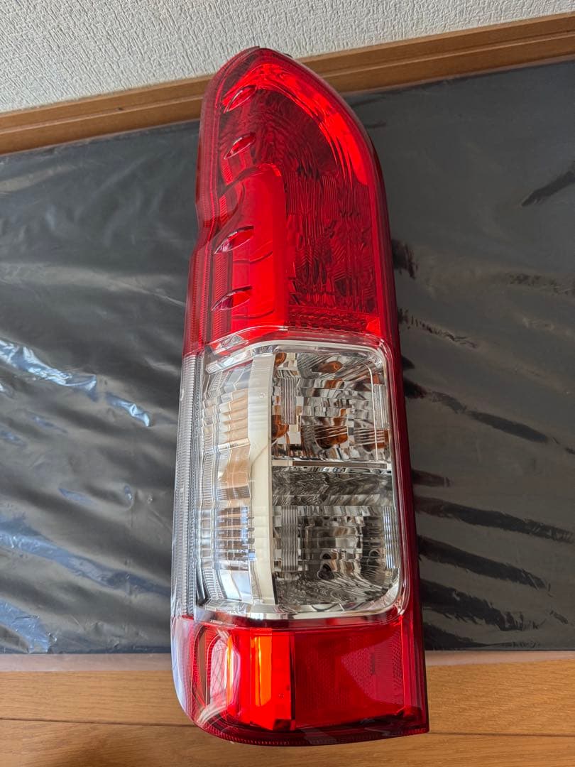 ハイエース 6型 スーパーGL 純正テールランプ 左右セット 赤