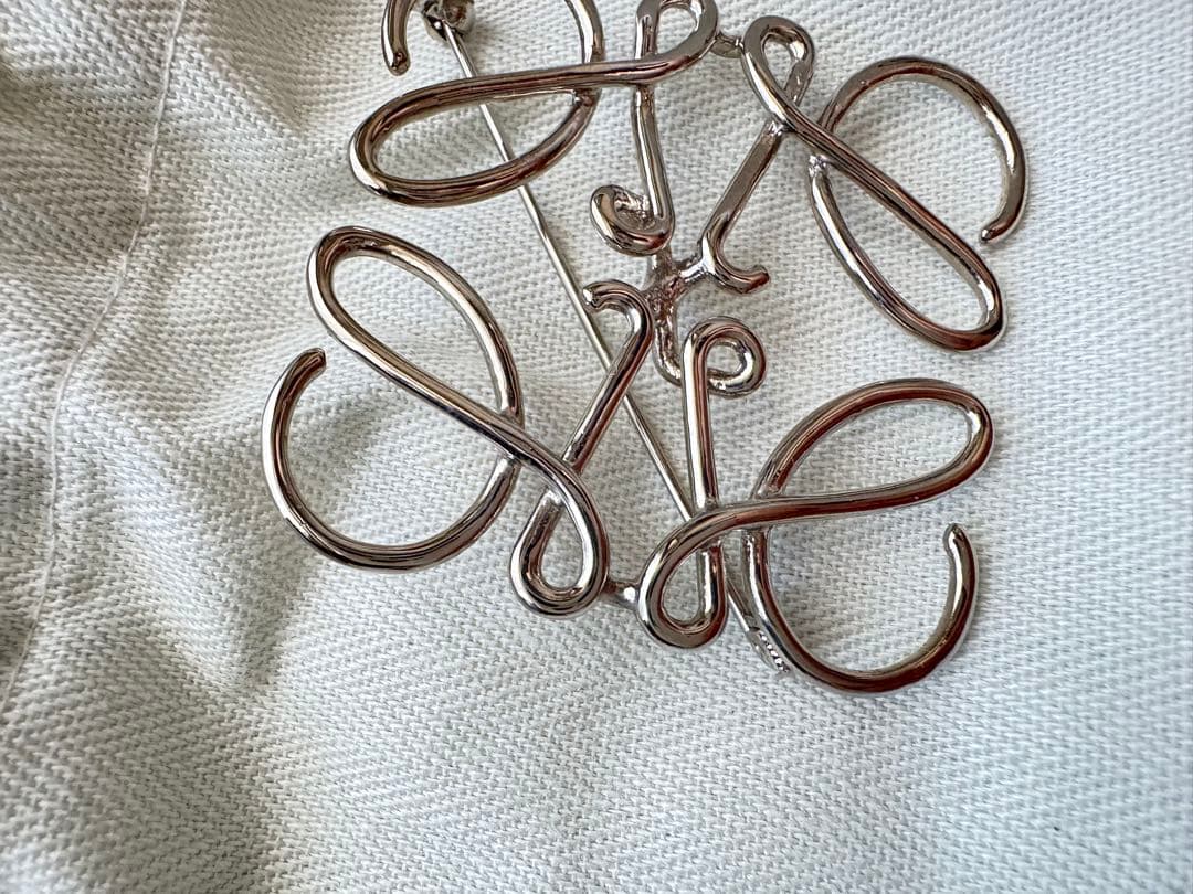 値下げ！ロエベ　アナグラムブローチ　パラジウム