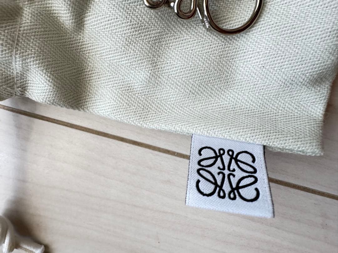 値下げ！ロエベ　アナグラムブローチ　パラジウム