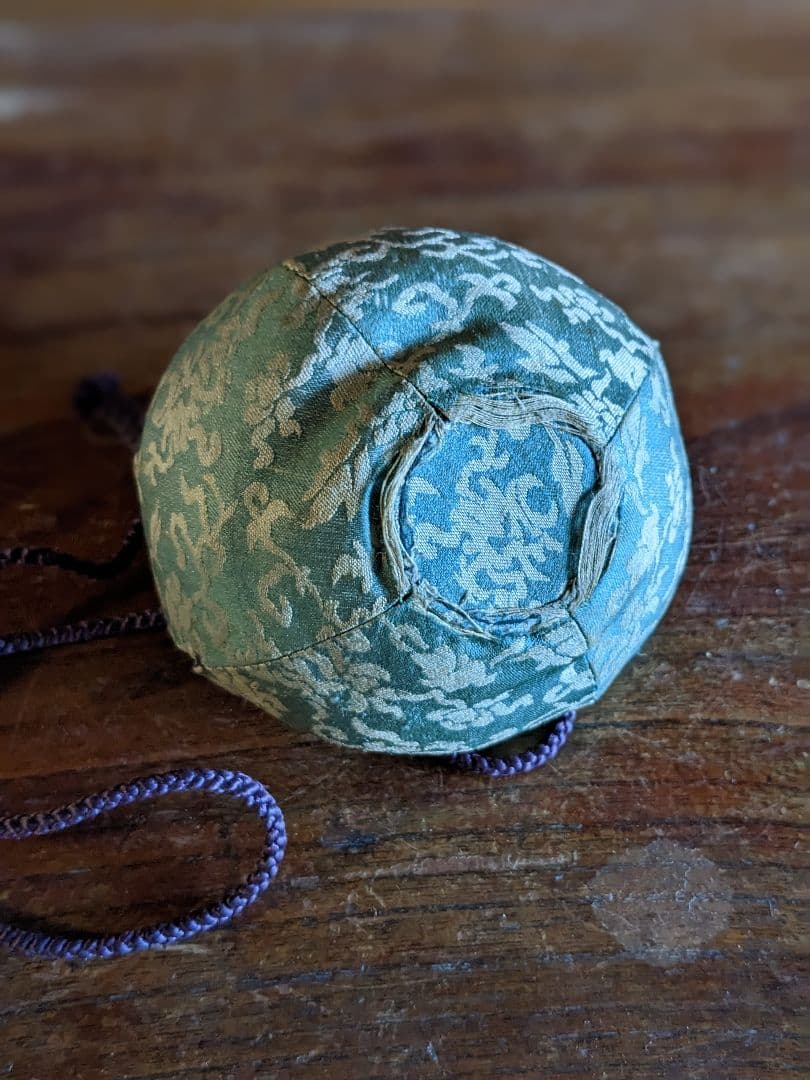 〈濃茶用の茶入れ〉小さな陶の器・蓋付き