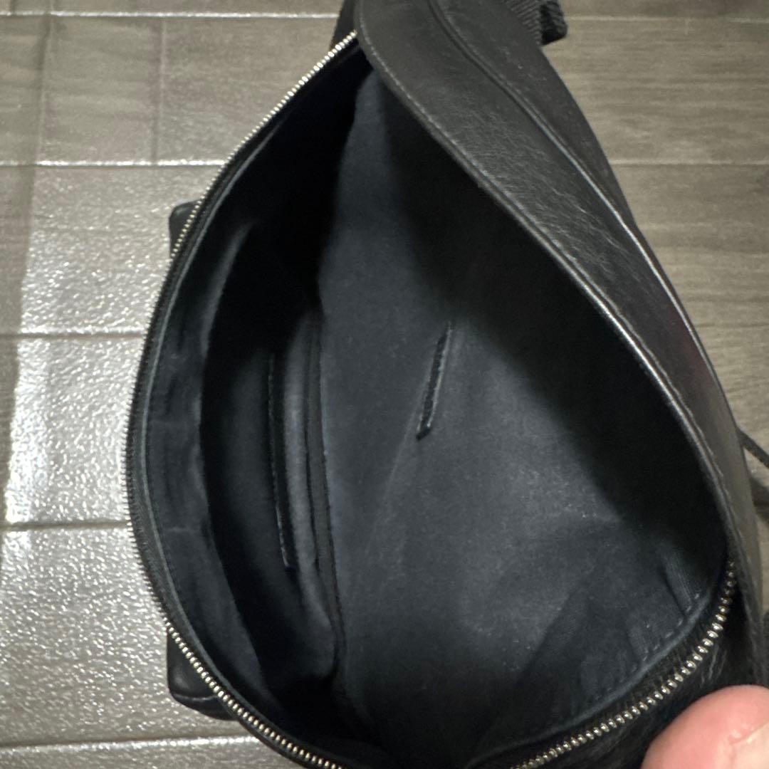 BALENCIAGA ブラック ボディバッグ