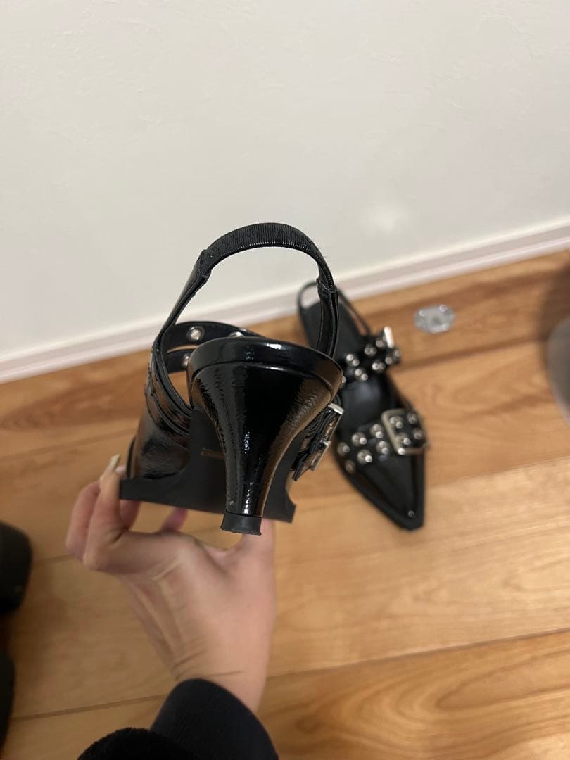 SLY ポインテッド ベルテッド サンダル