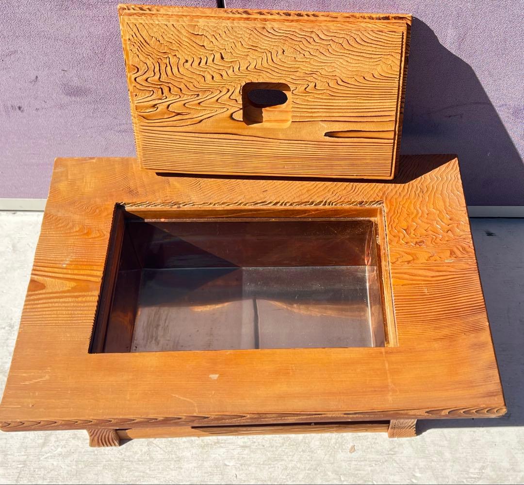 ケヤキ材で作られた日本の火鉢。