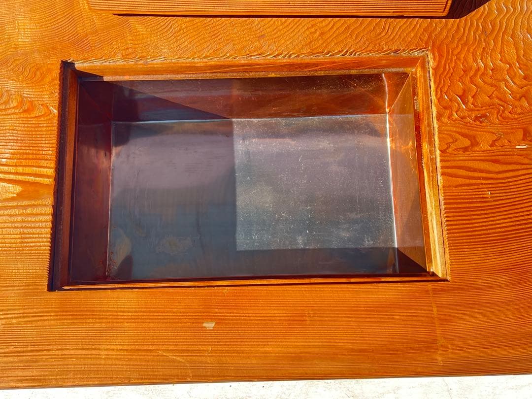 ケヤキ材で作られた日本の火鉢。