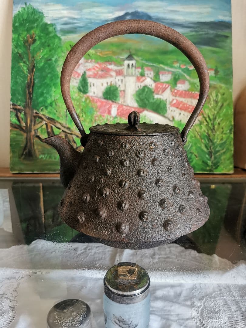 和骨董 重厚な1.5Ｌ南部あられ鉄瓶 鉄器 古物 骨董 茶道具 茶釜 菊/蓮摘み