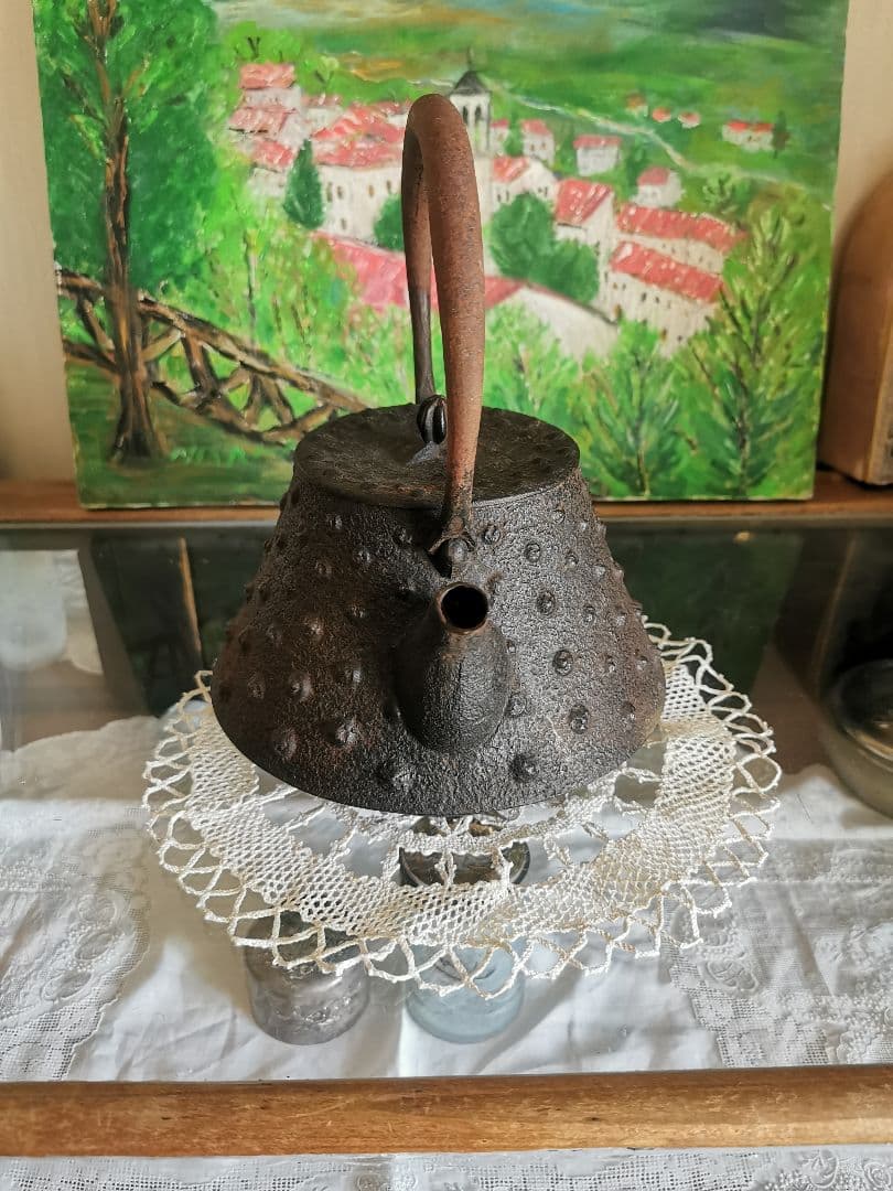 和骨董 重厚な1.5Ｌ南部あられ鉄瓶 鉄器 古物 骨董 茶道具 茶釜 菊/蓮摘み