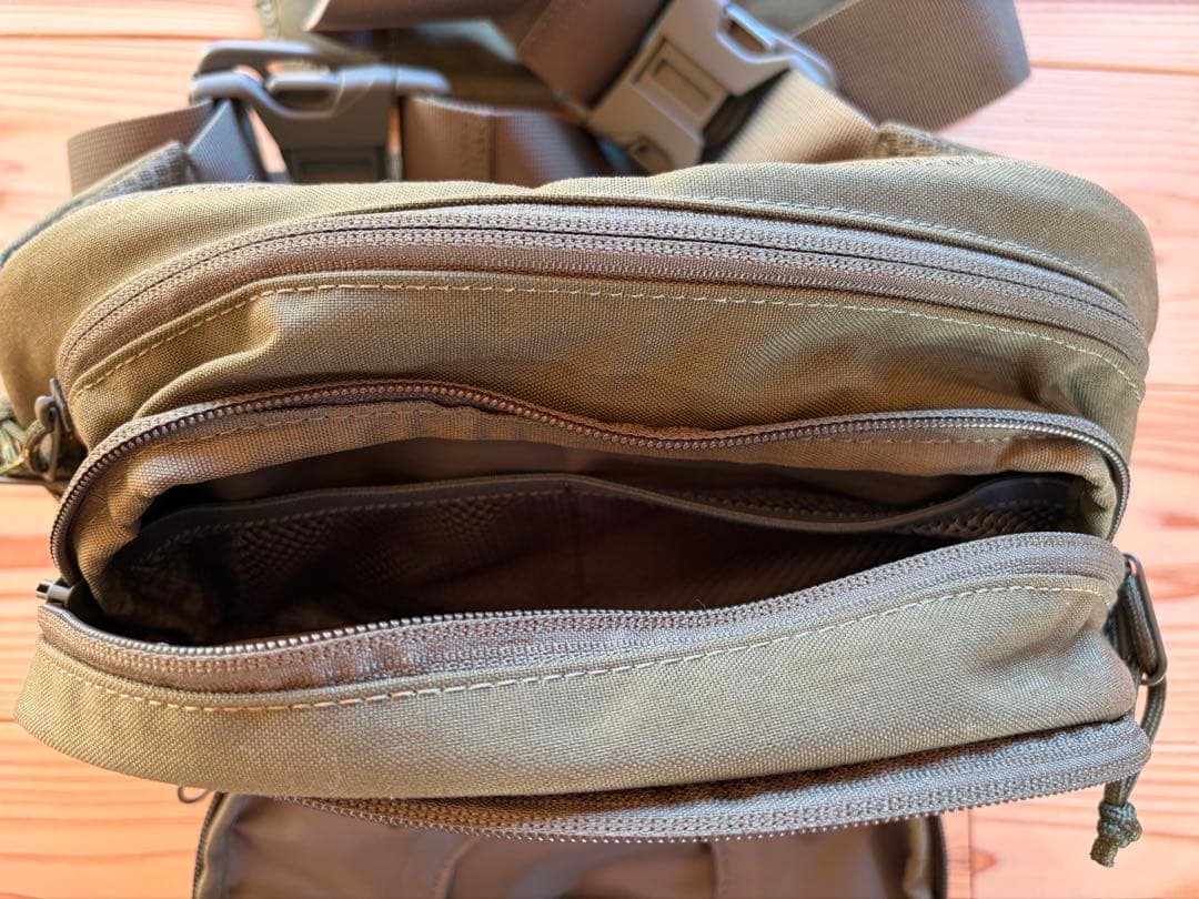 Hugoo ショルダーバッグ カーキ