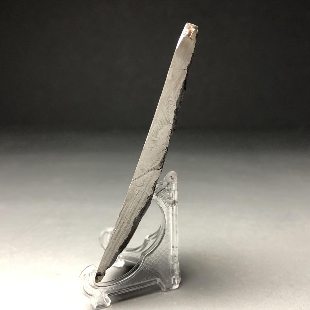 み*ん様 隕石 鉄隕石　アルタイ隕石　ナチュラル　原石　重さ約100ｇ 立て付き