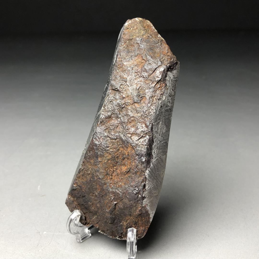 み*ん様 隕石 鉄隕石　アルタイ隕石　ナチュラル　原石　重さ約100ｇ 立て付き