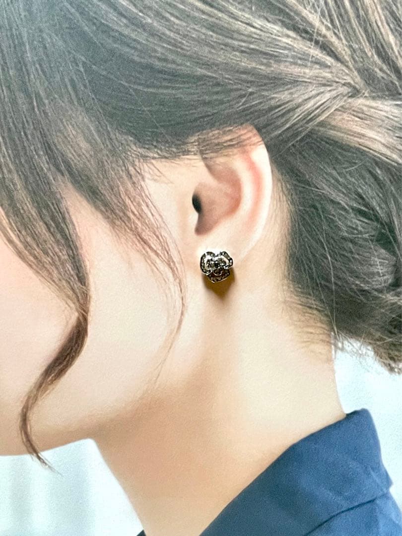 a*e様 正規品CHANELカメリアストーンピアス　片方