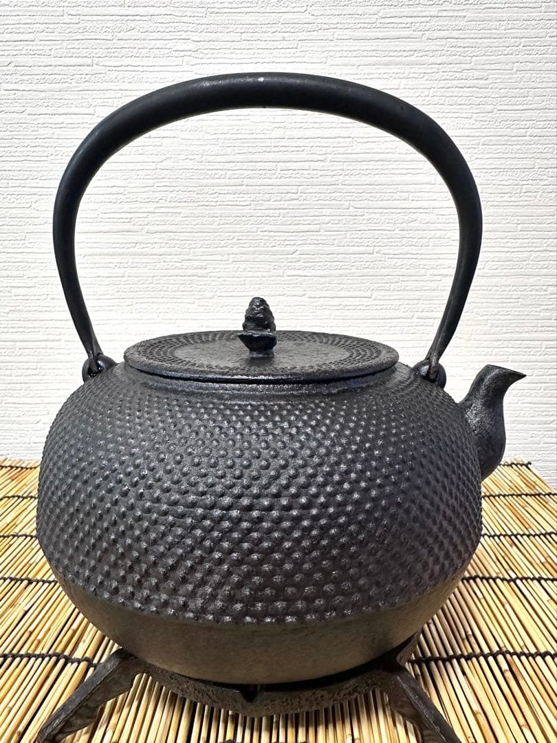 未使用、保管品　南部長文堂 二代目 長谷川文雄造　鬼アラレ　南部鉄瓶　南部鉄器