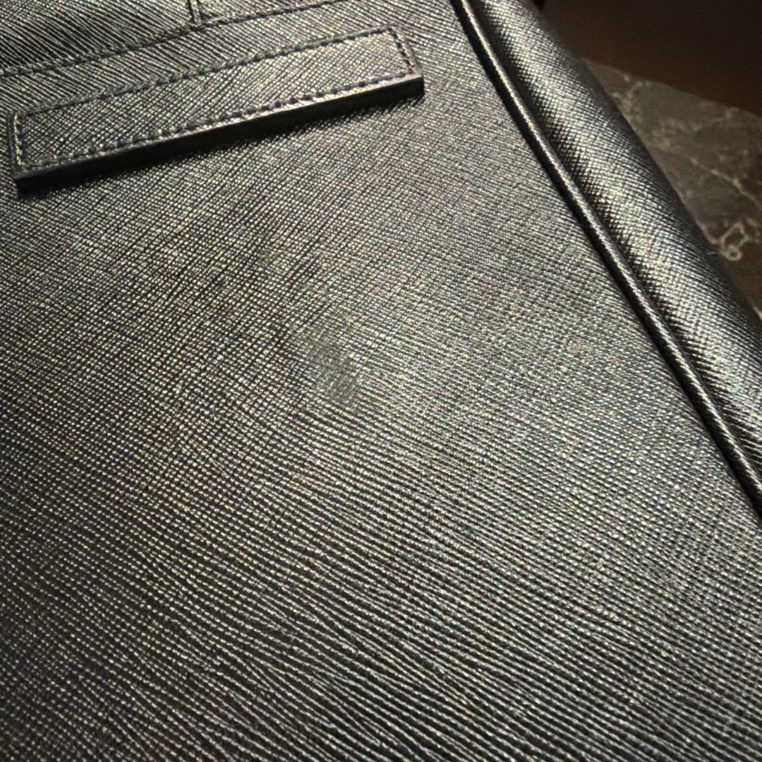 PRADA ブラック ビジネスバッグ