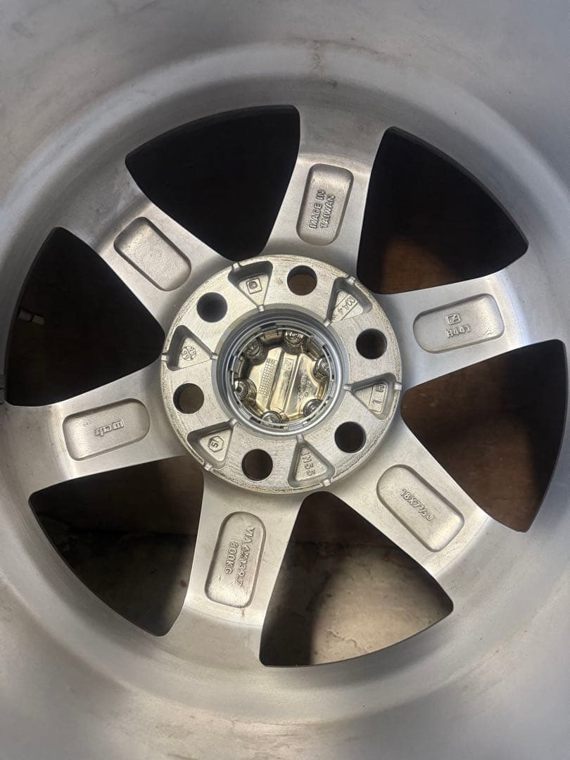 ランドクルーザー スタッドレス 美品 ホイール付き