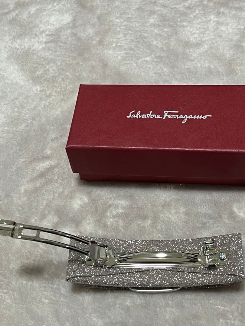 フェラガモ　バレッタ　きらきらグリッターピンク　シルバー
