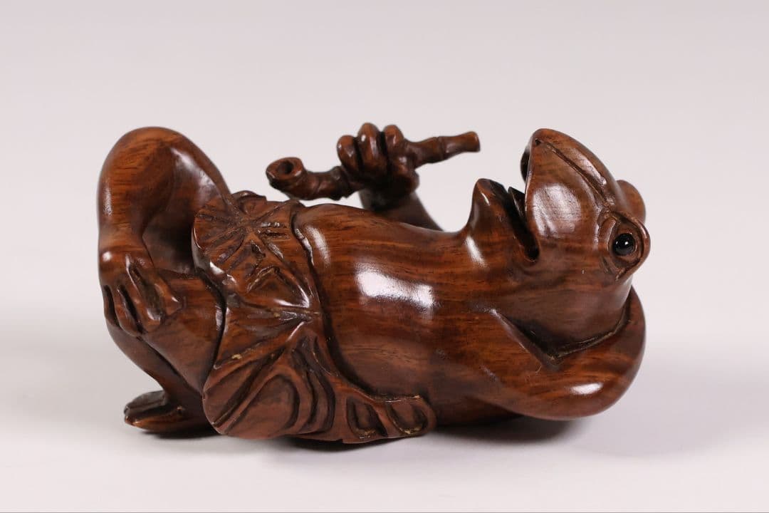 木製 提物 根付 朱氏銘 蛙 煙管 寝る 彫刻 木彫【MA891】