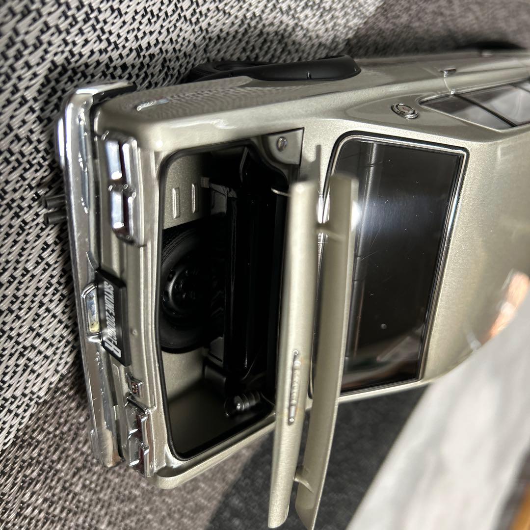 シルバー 1/18スケール ミニカー 4ドア