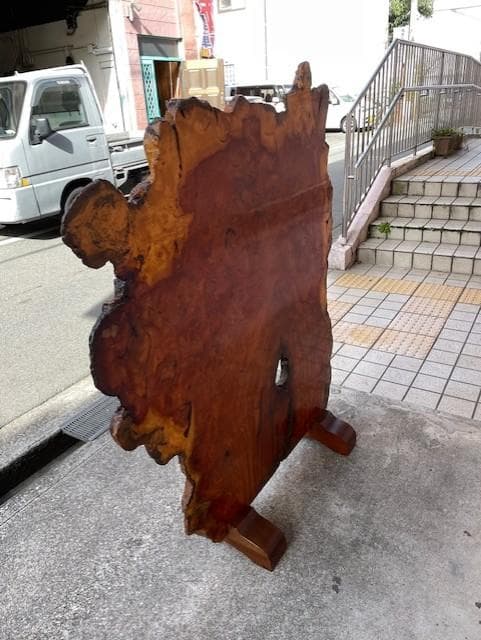 自然木の赤褐色家具