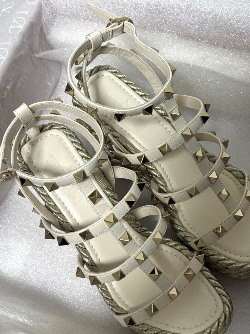 【新品未使用】VALENTINO ロックスタッズ カーフスキン ウェッジサンダル