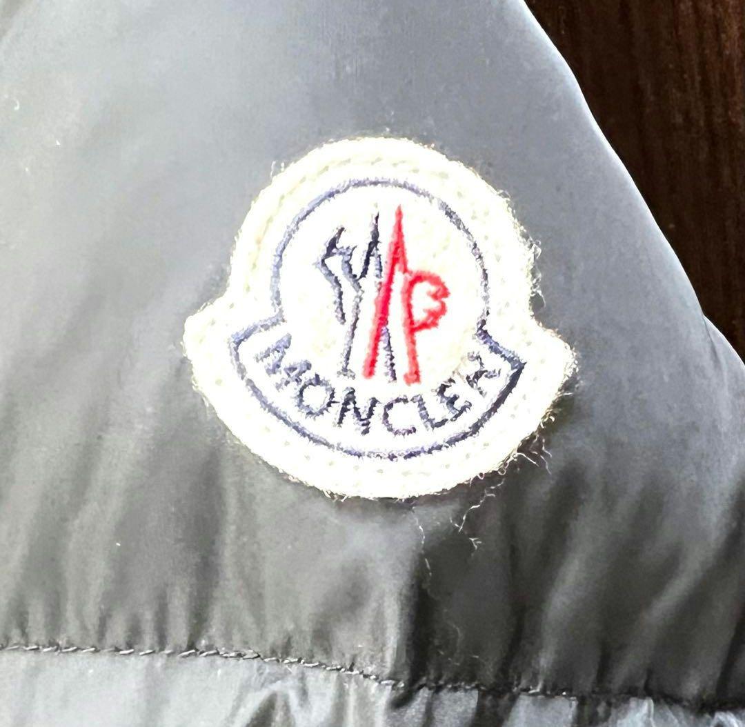 MONCLER ダウンジャケット フード付き