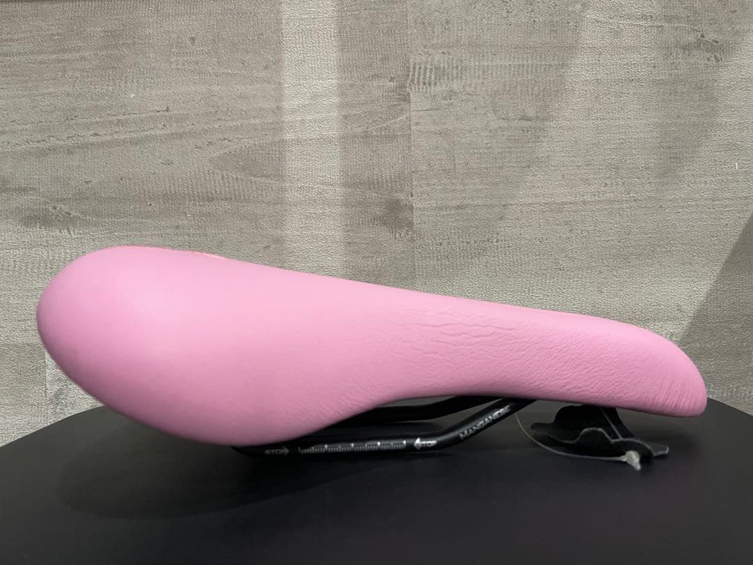 ピンクリボンロードバイクサドル、バーテープ、ボトルケージ3点セット