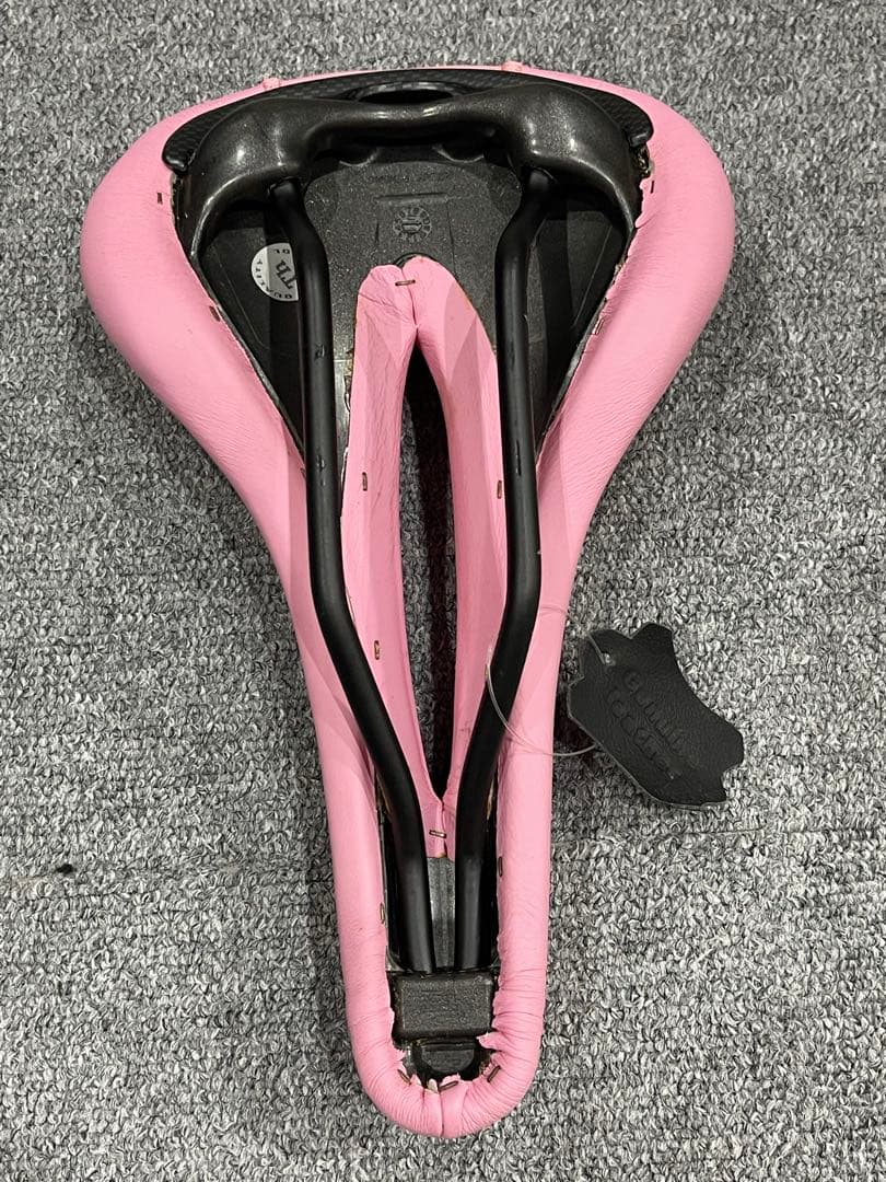 ピンクリボンロードバイクサドル、バーテープ、ボトルケージ3点セット