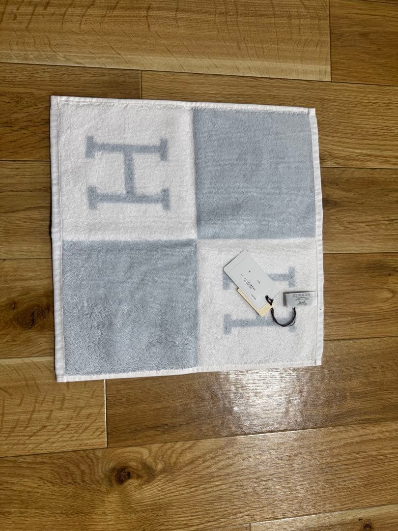 新品未使用タグ付き　HERMES Hロゴハンカチ