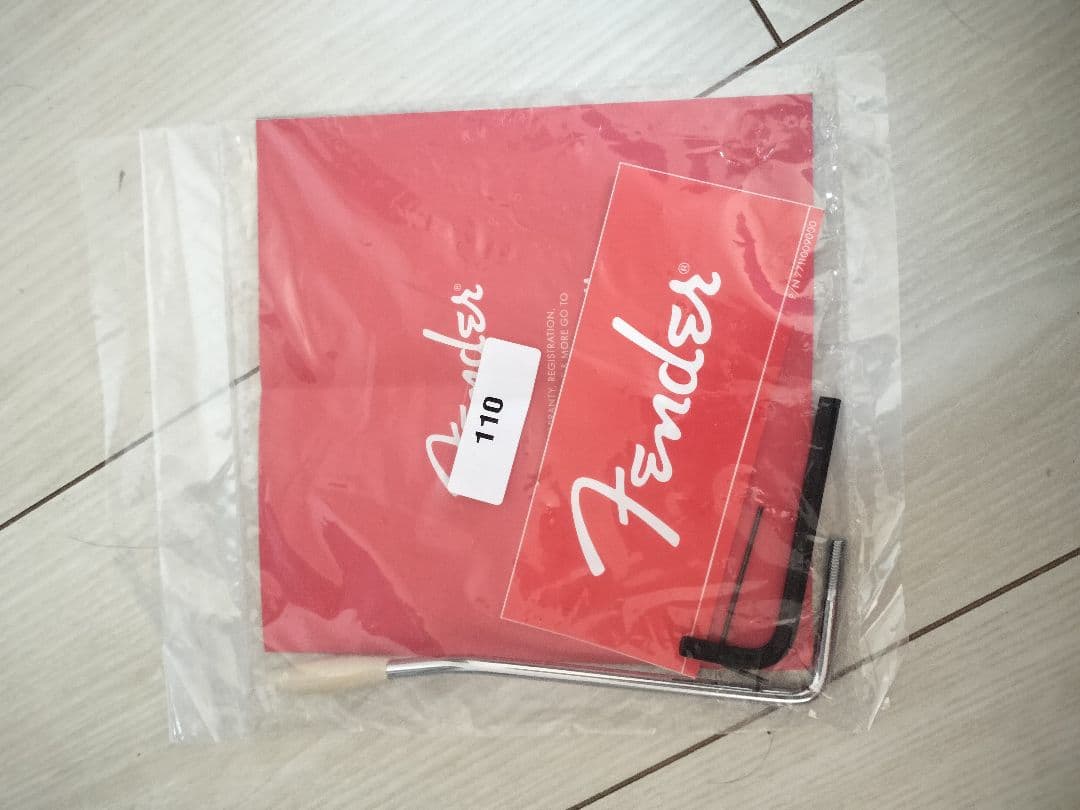 Fender ストラトキャスター グリーン、ピックのセット