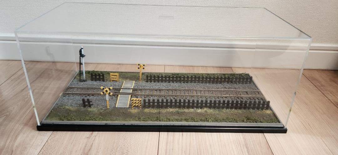 16番・HOゲージ 展示用ジオラマ「踏切のある風景」