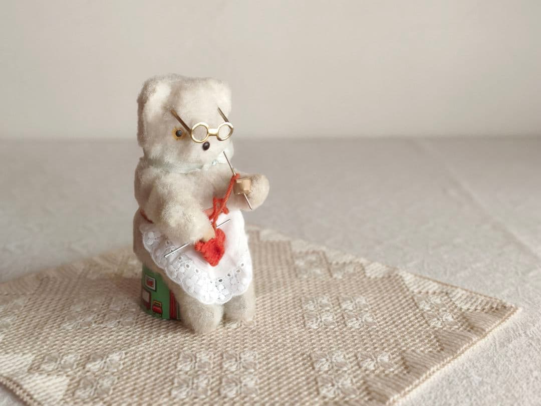 * vintage bear ❀ ゼンマイ仕掛けの 編み物 ネコさん