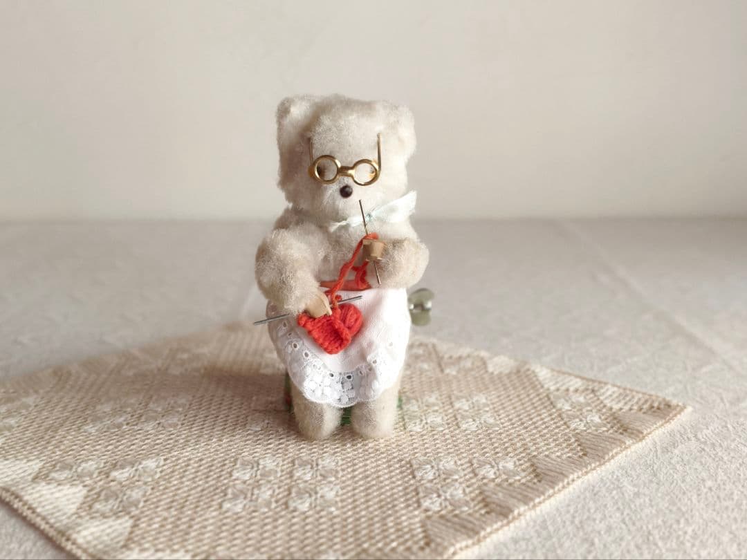 * vintage bear ❀ ゼンマイ仕掛けの 編み物 ネコさん