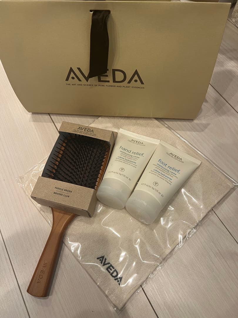 【新品未使用】定価11700円AVEDA ヘアブラシ・ハンドフット