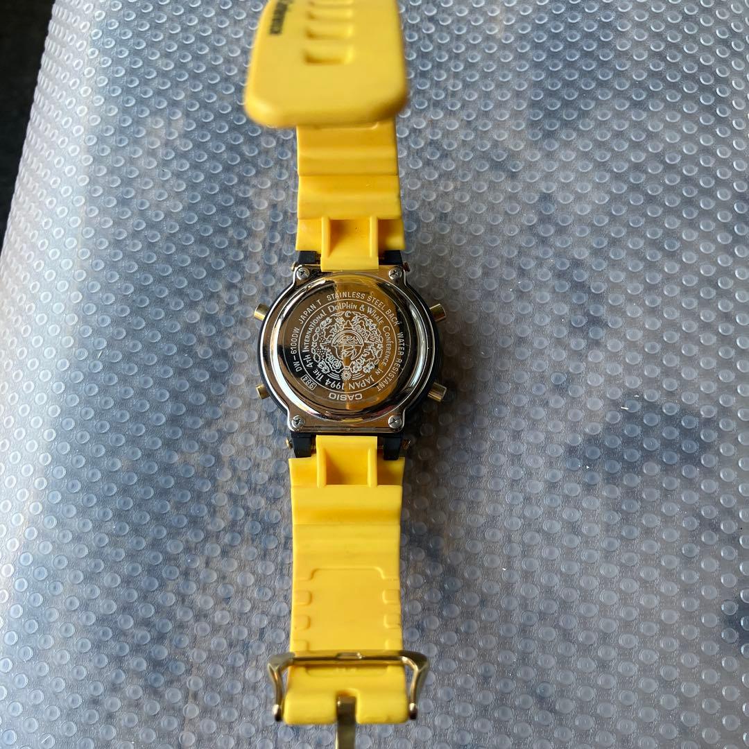 CASIO デジタル腕時計 イルカクジラ ブラック/イエロー 20BAR