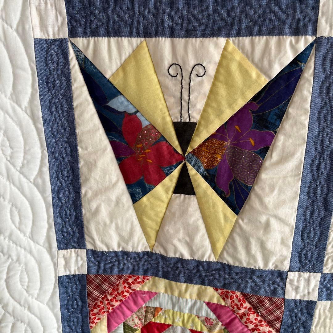 真四角なカラフルなキルトタペストリー